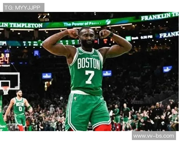 杰伦布朗首节表现抢眼8投5中贡献12分2篮板3助攻助力球队连连得分